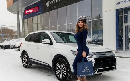 Mitsubishi Outlander III рестайлинг 3, 2020 год, 2 450 000 рублей, 1 фотография