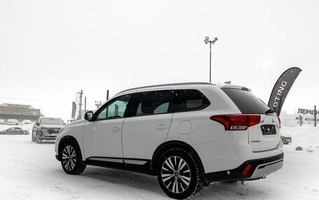 Mitsubishi Outlander III рестайлинг 3, 2020 год, 2 450 000 рублей, 8 фотография