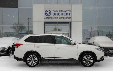 Mitsubishi Outlander III рестайлинг 3, 2020 год, 2 450 000 рублей, 5 фотография