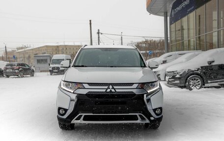Mitsubishi Outlander III рестайлинг 3, 2020 год, 2 450 000 рублей, 3 фотография