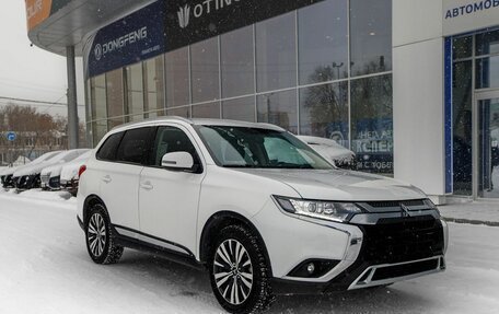 Mitsubishi Outlander III рестайлинг 3, 2020 год, 2 450 000 рублей, 4 фотография