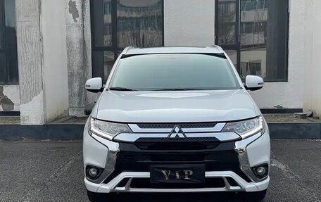 Mitsubishi Outlander III рестайлинг 3, 2021 год, 1 826 000 рублей, 2 фотография