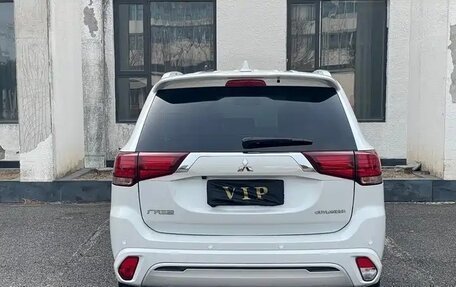 Mitsubishi Outlander III рестайлинг 3, 2021 год, 1 826 000 рублей, 5 фотография