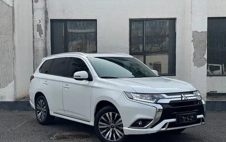 Mitsubishi Outlander III рестайлинг 3, 2021 год, 1 826 000 рублей, 3 фотография