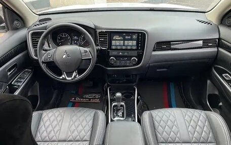 Mitsubishi Outlander III рестайлинг 3, 2021 год, 1 826 000 рублей, 10 фотография