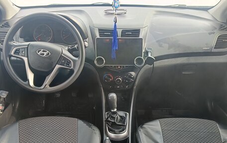 Hyundai Solaris II рестайлинг, 2015 год, 900 000 рублей, 10 фотография