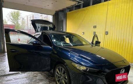 Mazda 3, 2021 год, 2 100 000 рублей, 3 фотография