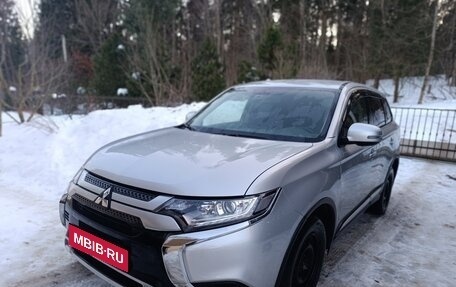 Mitsubishi Outlander III рестайлинг 3, 2020 год, 2 390 000 рублей, 1 фотография
