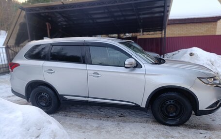 Mitsubishi Outlander III рестайлинг 3, 2020 год, 2 390 000 рублей, 7 фотография