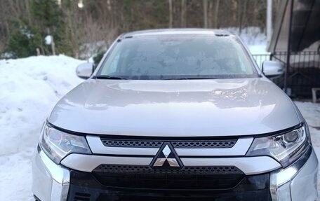 Mitsubishi Outlander III рестайлинг 3, 2020 год, 2 390 000 рублей, 3 фотография