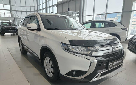 Mitsubishi Outlander III рестайлинг 3, 2020 год, 2 250 000 рублей, 7 фотография