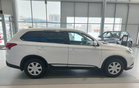 Mitsubishi Outlander III рестайлинг 3, 2020 год, 2 250 000 рублей, 8 фотография