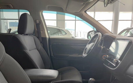 Mitsubishi Outlander III рестайлинг 3, 2020 год, 2 250 000 рублей, 15 фотография