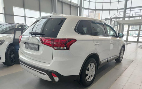 Mitsubishi Outlander III рестайлинг 3, 2020 год, 2 250 000 рублей, 9 фотография