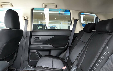 Mitsubishi Outlander III рестайлинг 3, 2020 год, 2 250 000 рублей, 16 фотография