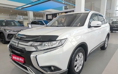 Mitsubishi Outlander III рестайлинг 3, 2020 год, 2 250 000 рублей, 5 фотография