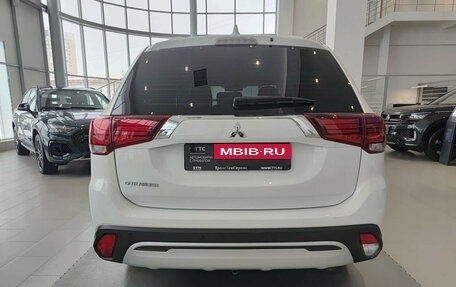 Mitsubishi Outlander III рестайлинг 3, 2020 год, 2 250 000 рублей, 10 фотография