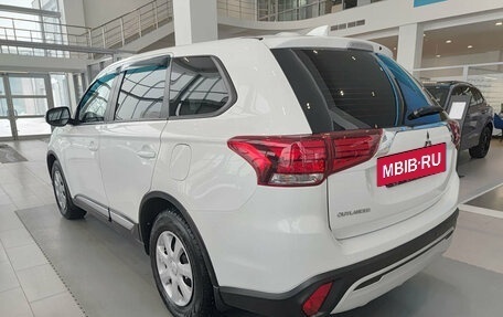Mitsubishi Outlander III рестайлинг 3, 2020 год, 2 250 000 рублей, 11 фотография