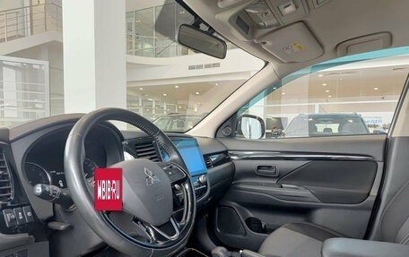 Mitsubishi Outlander III рестайлинг 3, 2020 год, 2 250 000 рублей, 20 фотография