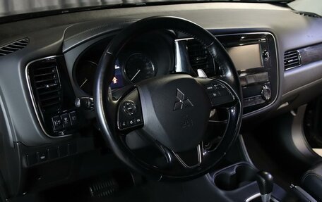 Mitsubishi Outlander III рестайлинг 3, 2017 год, 1 999 000 рублей, 7 фотография