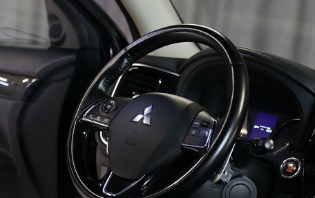 Mitsubishi Outlander III рестайлинг 3, 2017 год, 1 999 000 рублей, 11 фотография