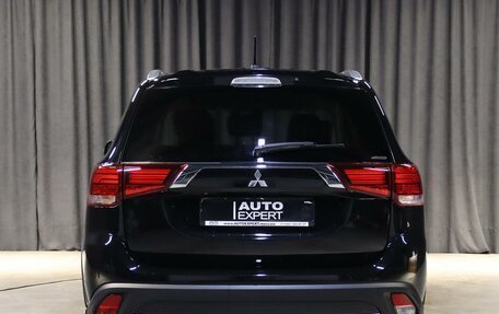 Mitsubishi Outlander III рестайлинг 3, 2017 год, 1 999 000 рублей, 14 фотография