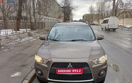 Mitsubishi Outlander III рестайлинг 3, 2011 год, 975 000 рублей, 2 фотография
