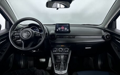 Toyota Yaris III рестайлинг, 2019 год, 1 610 000 рублей, 14 фотография