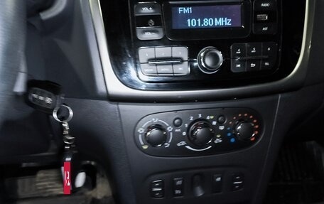 Renault Logan II, 2017 год, 930 000 рублей, 11 фотография