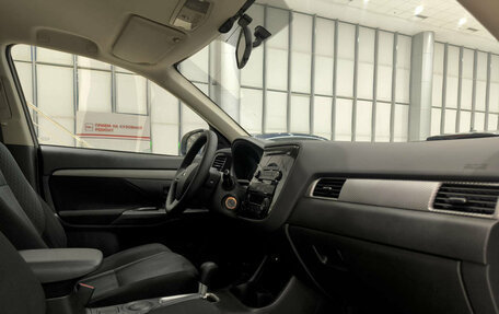 Mitsubishi Outlander III рестайлинг 3, 2015 год, 1 699 000 рублей, 15 фотография