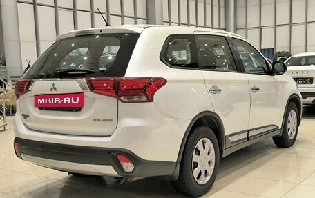 Mitsubishi Outlander III рестайлинг 3, 2015 год, 1 699 000 рублей, 9 фотография