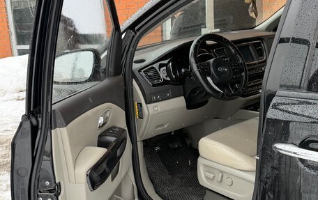 KIA Carnival III, 2017 год, 2 500 000 рублей, 3 фотография