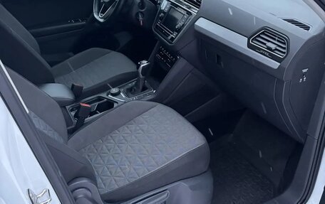 Volkswagen Tiguan II, 2021 год, 3 050 000 рублей, 12 фотография