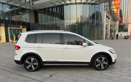 Volkswagen Touran III, 2022 год, 1 711 123 рублей, 4 фотография