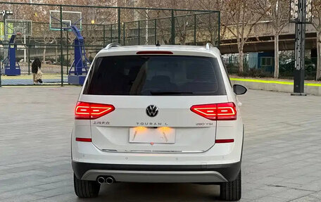 Volkswagen Touran III, 2022 год, 1 711 123 рублей, 6 фотография