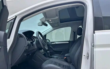 Volkswagen Touran III, 2022 год, 1 555 123 рублей, 7 фотография