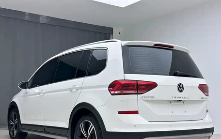 Volkswagen Touran III, 2022 год, 1 555 123 рублей, 4 фотография