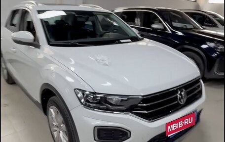 Volkswagen T-Roc I, 2021 год, 1 818 000 рублей, 2 фотография