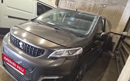 Peugeot Traveller I, 2018 год, 1 450 000 рублей, 2 фотография