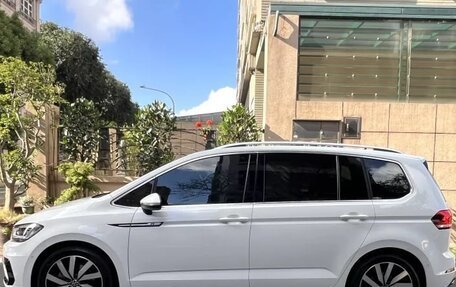 Volkswagen Touran III, 2022 год, 1 500 000 рублей, 5 фотография