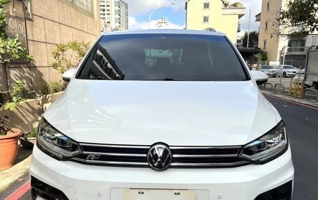 Volkswagen Touran III, 2022 год, 1 500 000 рублей, 2 фотография