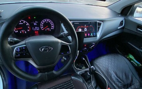 Hyundai Solaris II рестайлинг, 2018 год, 850 000 рублей, 1 фотография