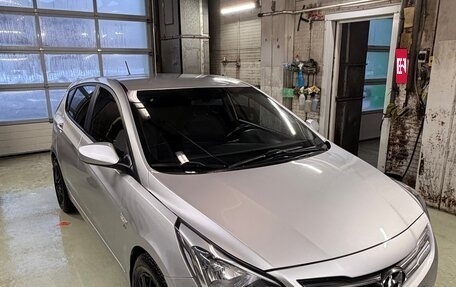 Hyundai Solaris II рестайлинг, 2015 год, 1 350 000 рублей, 2 фотография