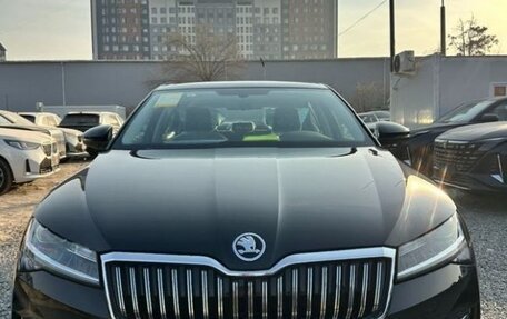 Skoda Superb III рестайлинг, 2023 год, 2 190 000 рублей, 2 фотография