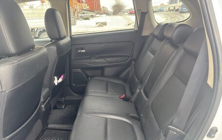 Mitsubishi Outlander III рестайлинг 3, 2015 год, 1 490 000 рублей, 7 фотография