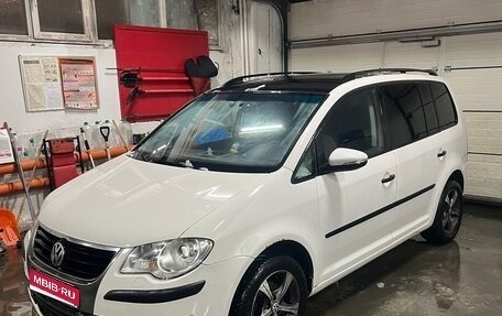 Volkswagen Touran III, 2010 год, 650 000 рублей, 1 фотография