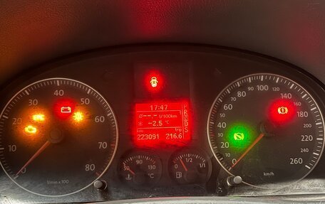 Volkswagen Touran III, 2010 год, 650 000 рублей, 8 фотография