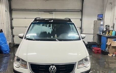 Volkswagen Touran III, 2010 год, 650 000 рублей, 2 фотография