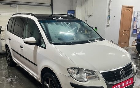 Volkswagen Touran III, 2010 год, 650 000 рублей, 3 фотография
