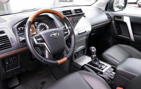 Toyota Land Cruiser Prado 150 рестайлинг 2, 2021 год, 6 190 000 рублей, 10 фотография